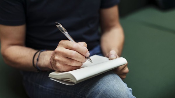 Mand_med_notesblok_article-card_992x558