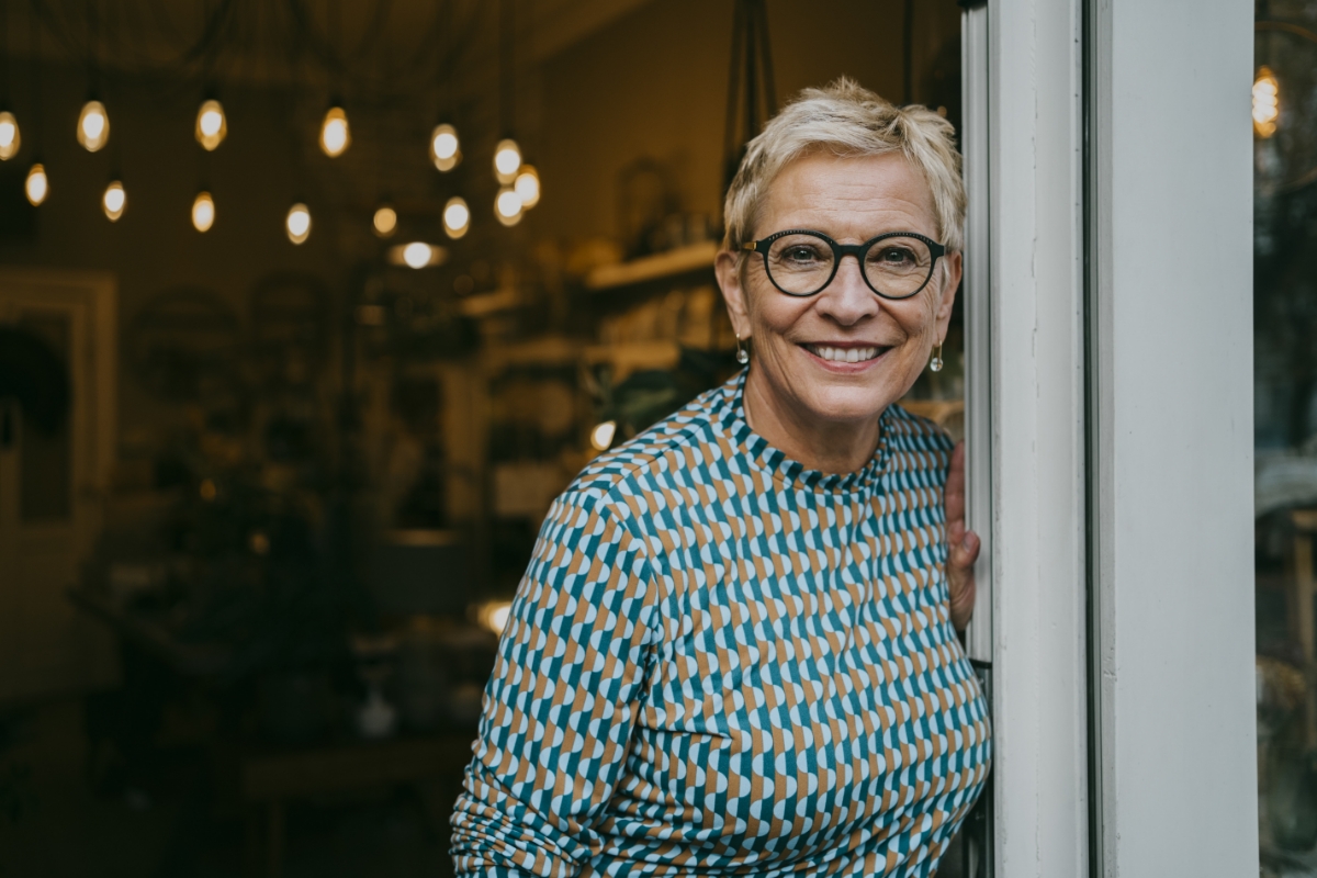 Ældre kvinde i døråbning