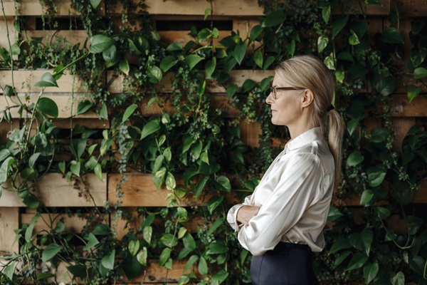 Kvinde med sideprofil | Lederne