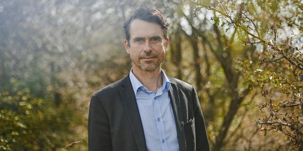 Jonas Engberg i en skov